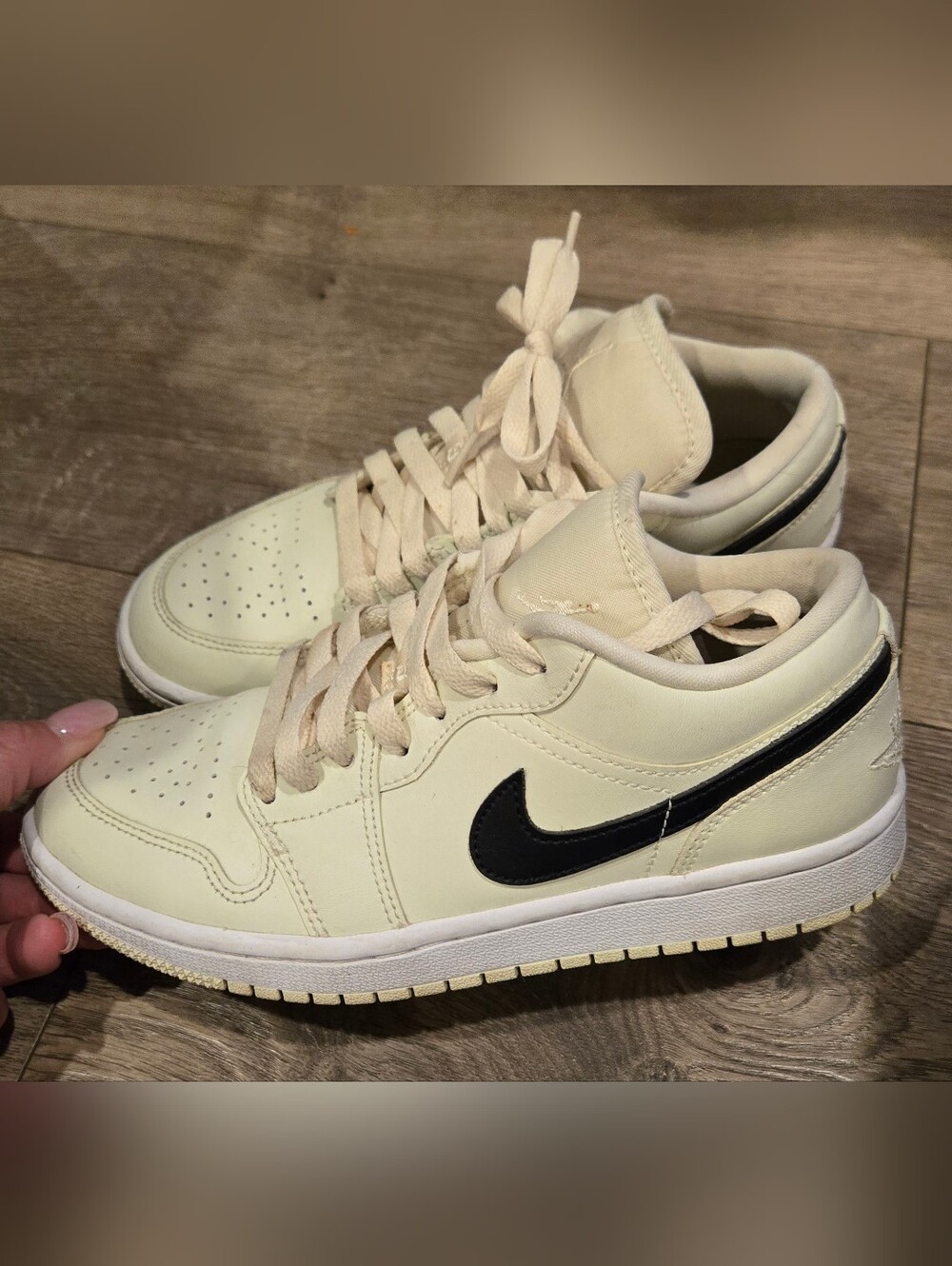 Nike Men’s Low-Top Sneakers in Cream with Black Swoosh